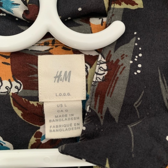 H&M short sleeve button up shirt - Picture 2 of 2